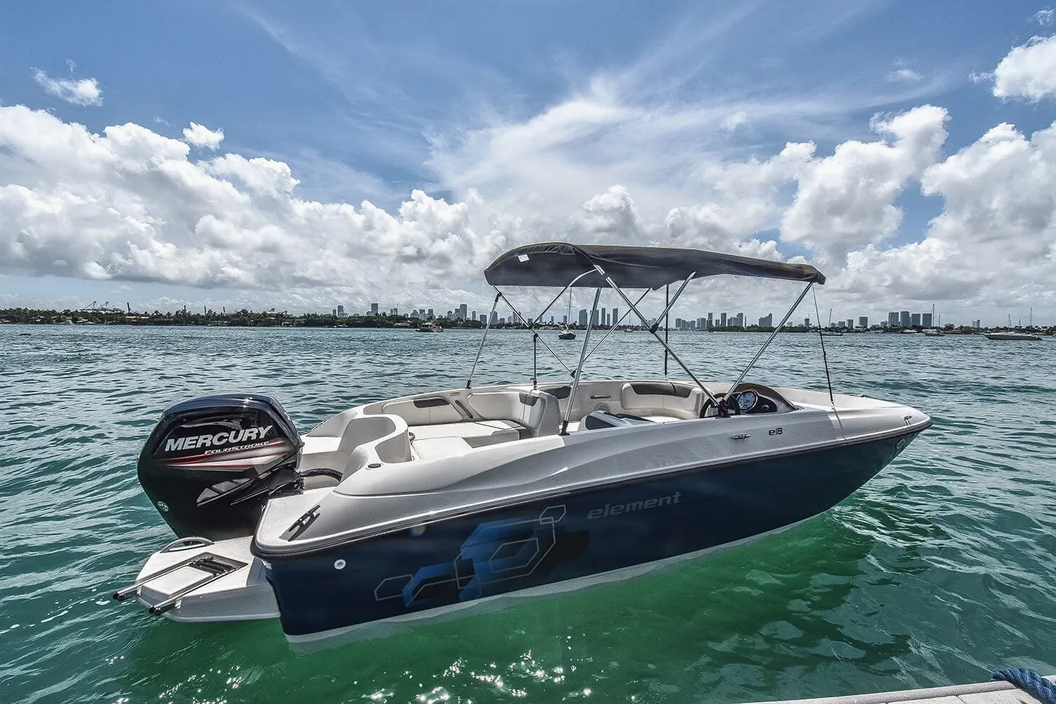 Barco disponible para alquiler en Empuriabrava, Cataluña